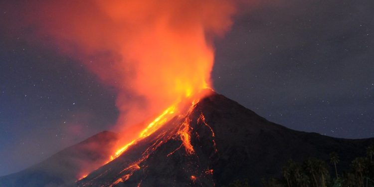 Erupsi Gunung Karangetang Sulut Semburkan Lava Pijar Setinggi 400 Meter