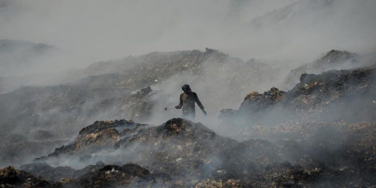 Kebakaran TPA Jatiwaringin Tangerang Masih Berlanjut dan Tak Kunjung Padam