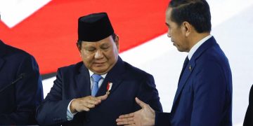 Prabowo Hormati Jokowi di Acara HUT ke-80 Bhayangkara