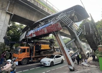 Truk Tabrak JPO Tendean, Kemacetan Mengular Hingga Kuningan dan Warung Buncit