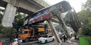 Truk Tabrak JPO Tendean, Kemacetan Mengular Hingga Kuningan dan Warung Buncit