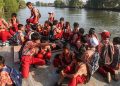 Jalan Terputus karena Abrasi, Siswa Muara Gembong Gunakan Perahu untuk Akses