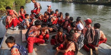 Jalan Terputus karena Abrasi, Siswa Muara Gembong Gunakan Perahu untuk Akses