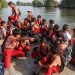 Jalan Terputus karena Abrasi, Siswa Muara Gembong Gunakan Perahu untuk Akses