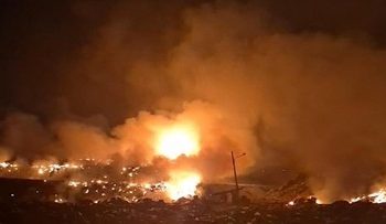 Kobaran Api Meluas di TPA Jatiwaringin pada Rabu Malam