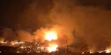 Kobaran Api Meluas di TPA Jatiwaringin pada Rabu Malam