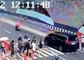 Viral Momen Alphard Melanggar Lampu Merah di Bundaran HI