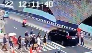 Viral Momen Alphard Melanggar Lampu Merah di Bundaran HI