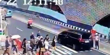 Viral Momen Alphard Melanggar Lampu Merah di Bundaran HI