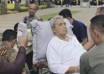 Farhan Terjatuh Setelah Menerima Tamu di Balai Kota Bandung