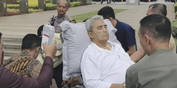 Farhan Terjatuh Setelah Menerima Tamu di Balai Kota Bandung