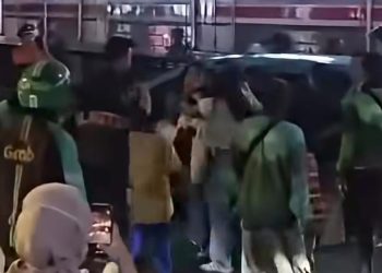 Kronologi Kecelakaan Taksi Hijau dengan KRL di Tanah Abang-Karet