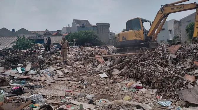 Warga Jakarta Dilarang Membakar Sampah Sembarangan