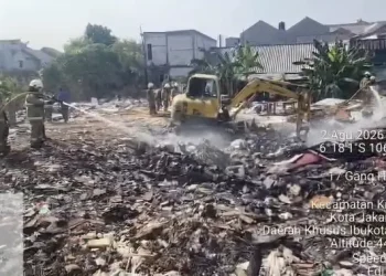 Kebakaran Tumpukan Sampah di Kramat Jati Sudah Lebih dari 30 Jam Belum Padam