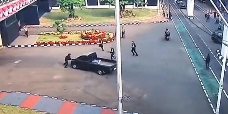 Pikap Terobos Gerbang DPR Saat Demonstrasi 27 Agustus