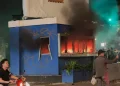 Pos Polisi di Bawah Flyover Slipi Terbakar oleh Massa