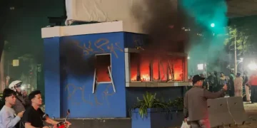 Pos Polisi di Bawah Flyover Slipi Terbakar oleh Massa