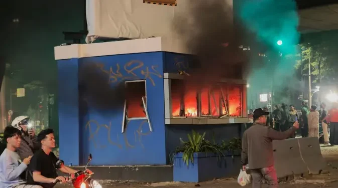 Pos Polisi di Bawah Flyover Slipi Terbakar oleh Massa
