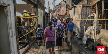 Upaya Memadamkan Kebakaran di Pabrik Bingkai Duren Sawit