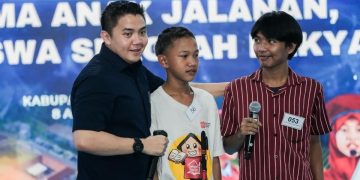 Seskab Teddy Diterima Siswa SR Melalui Puisi ‘Dari Jalanan Menuju Harapan’