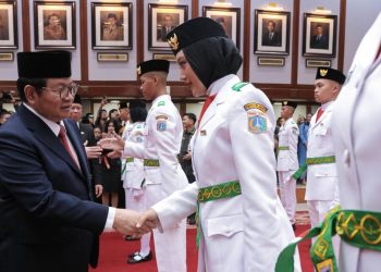 Gubernur Pramono Resmi Kukuhkan 44 Paskibraka DKI Tahun 2026