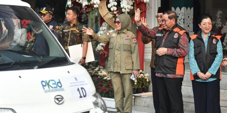 Pramono Serahkan Bantuan Pemprov DKI Rp5,8 Miliar untuk NTT