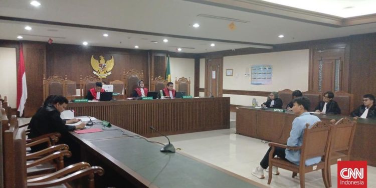 Dituntut 6 Bulan Penjara terkait Kasus Timpa Teks Demo Agustus