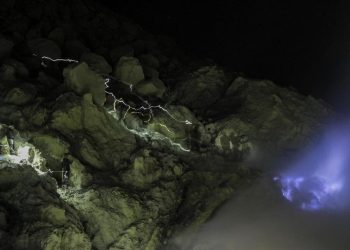 Fenomena Api Biru Muncul di Berbagai Titik Kawah Gunung Papandayan
