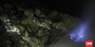 Fenomena Api Biru Muncul di Berbagai Titik Kawah Gunung Papandayan