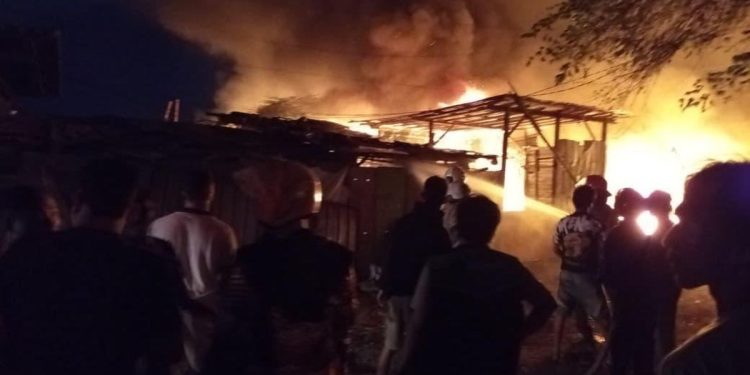 Bedeng dan Gudang Rongsokan di Denpasar Terbakar pada Malam Senin
