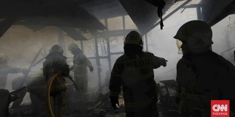 Kebakaran di Kampung Muka Pademangan Hancurkan 20 Rumah dan Warga Mengungsi