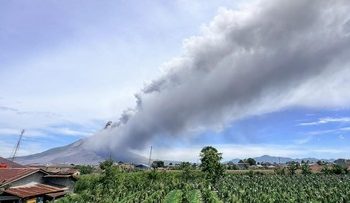 Gunung Sinabung Erupsi Naik Status Menjadi Siaga