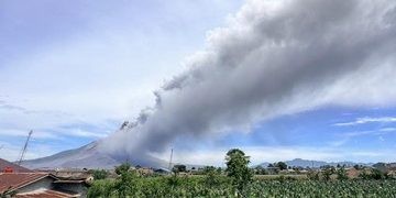 Gunung Sinabung Erupsi Naik Status Menjadi Siaga