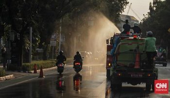 Jakarta Semprot Jalan Atasi Abu Vulkanik Anak Krakatau