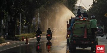 Jakarta Semprot Jalan Atasi Abu Vulkanik Anak Krakatau