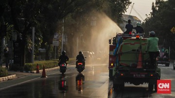 Jakarta Semprot Jalan Atasi Abu Vulkanik Anak Krakatau