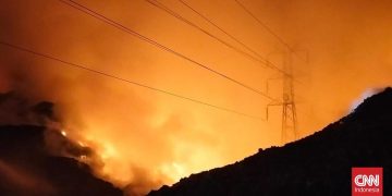 Sutet Terlihat di Lokasi TPA Putri Cempo Solo yang Terbakar