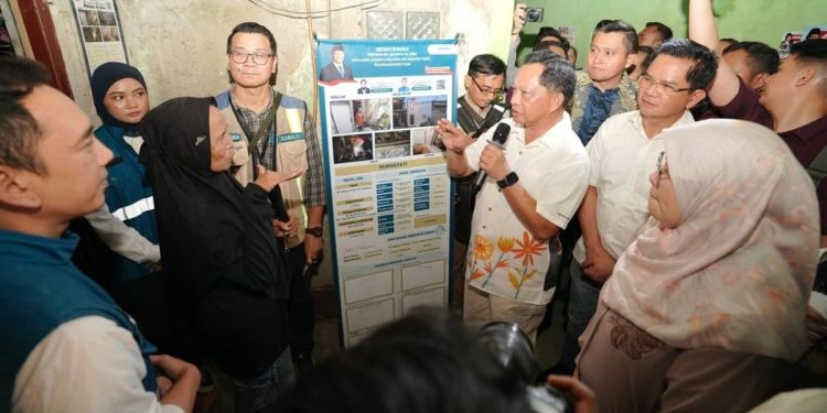 Mendagri Tinjau Program Bedah Rumah di Bukit Duri Ajak Pemda Dukung Percepatan