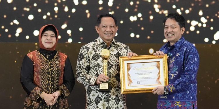 Kemendagri Dapat Penghargaan BPS Karena Optimalisasi Data Statistik