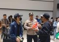 Polri Sambangi Penumpang dan Bagikan Snack di Bandara Soekarno-Hatta