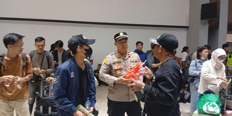 Polri Sambangi Penumpang dan Bagikan Snack di Bandara Soekarno-Hatta