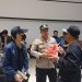 Polri Sambangi Penumpang dan Bagikan Snack di Bandara Soekarno-Hatta