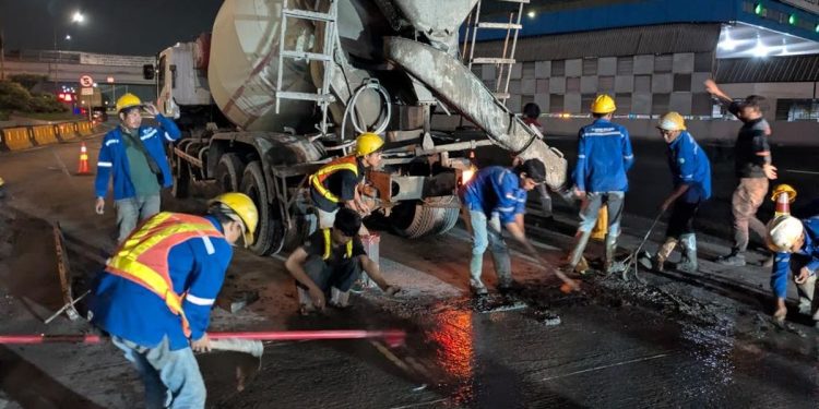Mobil ASN di Pekalongan Viral Terobos Jalan yang Sedang Dicor