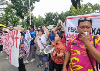 Akses Ditutup oleh Ormas, Karyawan Club de Arjuna Melakukan Demo di Balai Kota