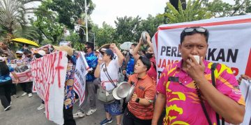 Akses Ditutup oleh Ormas, Karyawan Club de Arjuna Melakukan Demo di Balai Kota