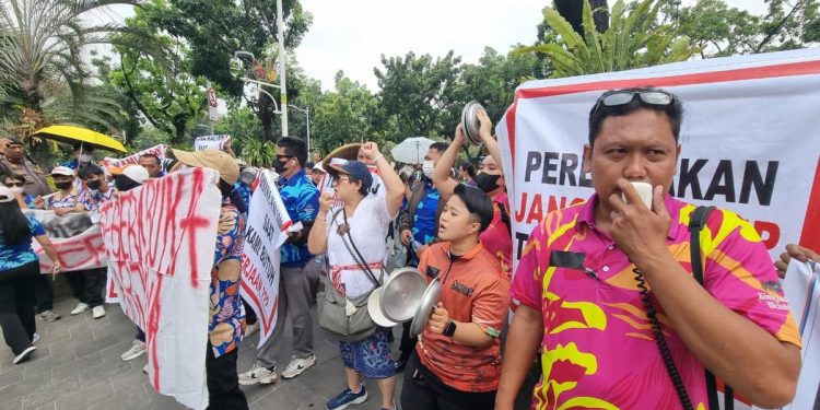 Akses Ditutup oleh Ormas, Karyawan Club de Arjuna Melakukan Demo di Balai Kota
