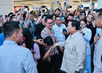 Prabowo Sapa Warga di Stasiun Halim Naik Whoosh dari Cimahi