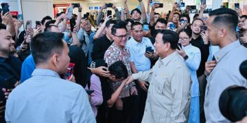 Prabowo Sapa Warga di Stasiun Halim Naik Whoosh dari Cimahi