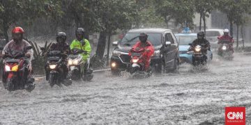 Jalan Mayor Oking Cibinong Seperti Sungai Saat Banjir Banyak Motor Terjebak