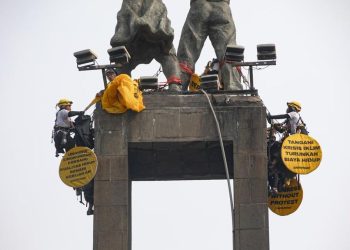 Polda Metro Kembalikan 6 Aktivis Greenpeace yang Pasang Spanduk di HI
